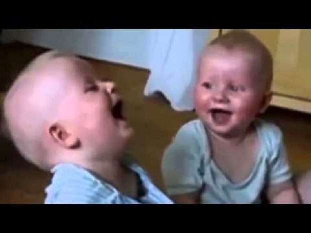 Bebés Meándose De Risa