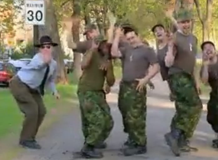 entrenamiento militar de risa