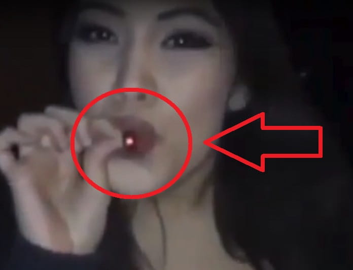 Cómo Consume Este Cigarro Esta Chica