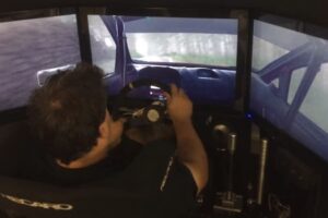 piloto jugando a juego de rally de carreras